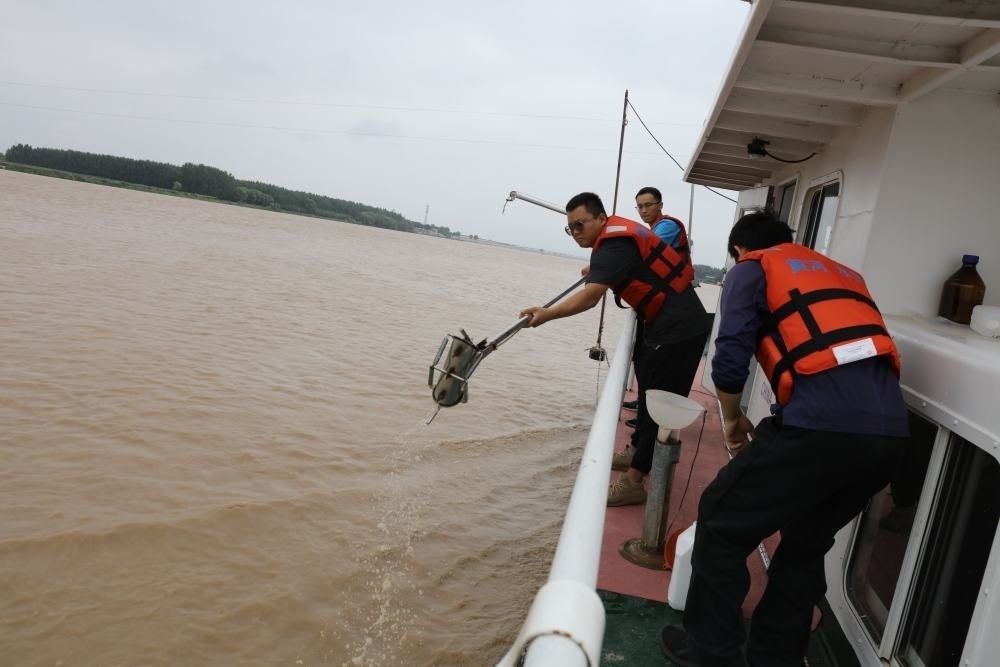 2023年6月29日，調(diào)水調(diào)沙期間，黃河下游利津水文站工作人員在進(jìn)行取沙作業(yè)。新華社記者 劉詩(shī)平 攝
