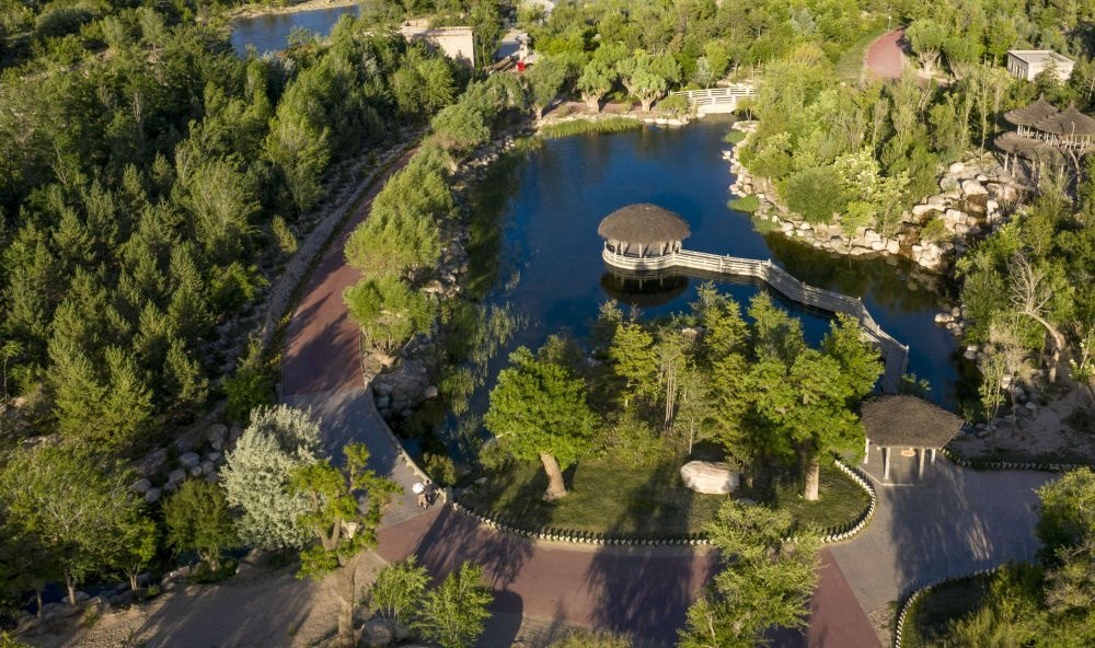 坐落在寧夏銀川市賀蘭山腳下的賀蘭山運(yùn)動(dòng)休閑公園（2021年5月27日攝，無(wú)人機(jī)照片）。這里曾是一片砂石采礦塌陷區(qū)，當(dāng)?shù)赝ㄟ^(guò)植被景觀再造、水系建設(shè)、現(xiàn)代管網(wǎng)鋪建等手段，重新利用廢石、廢坑及各類(lèi)廢棄建筑材料，把這里變成一座免費(fèi)開(kāi)放的主題公園。新華社記者 馮開(kāi)華 攝