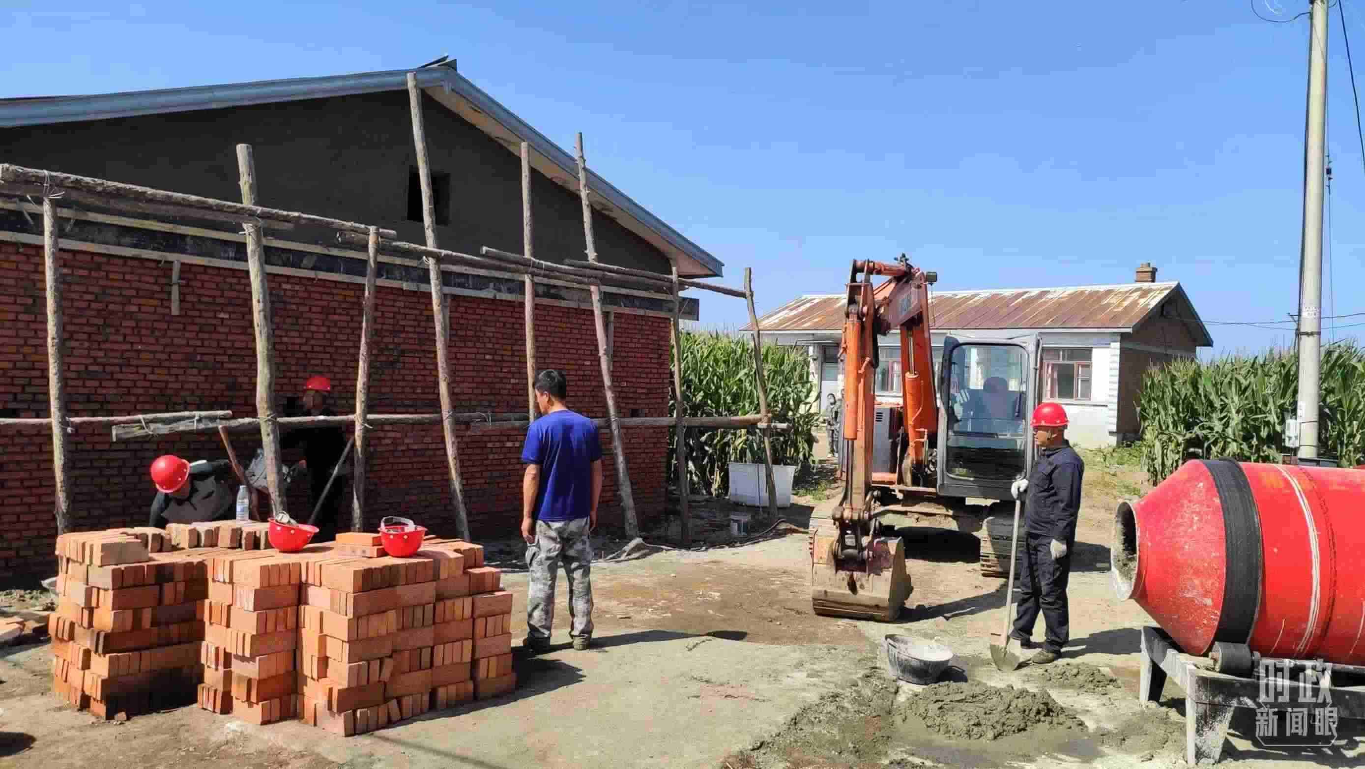 △村民正在修繕被損的房屋。（總臺央視記者薛冠南拍攝）