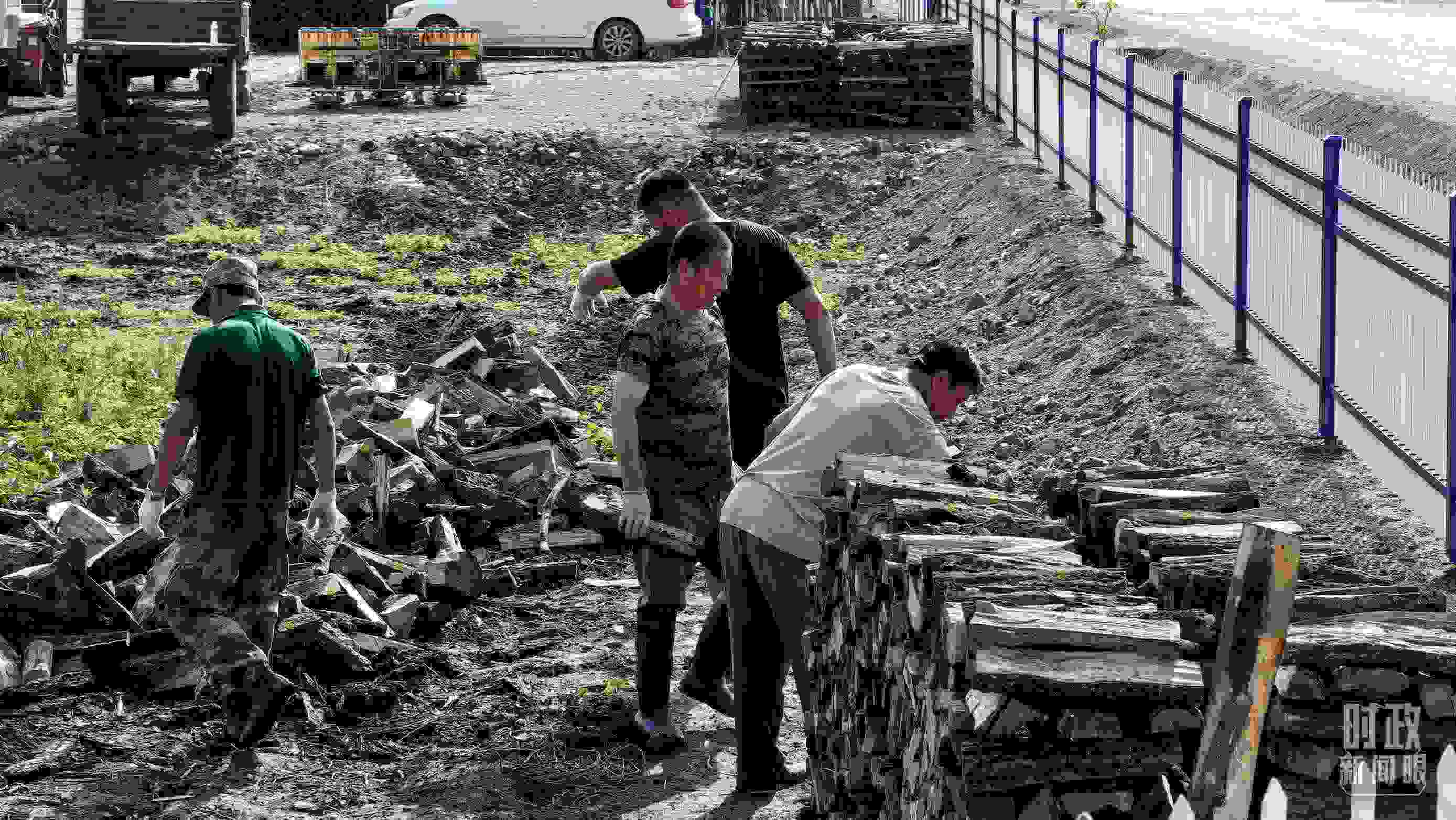 △村民正在整理家中被洪水沖垮的柴火垛。（總臺央廣記者潘毅拍攝）