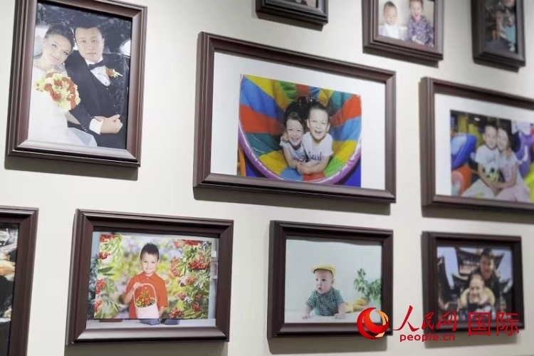 照片墻記錄每個(gè)幸福的瞬間。 人民網(wǎng) 皇甫萬里攝