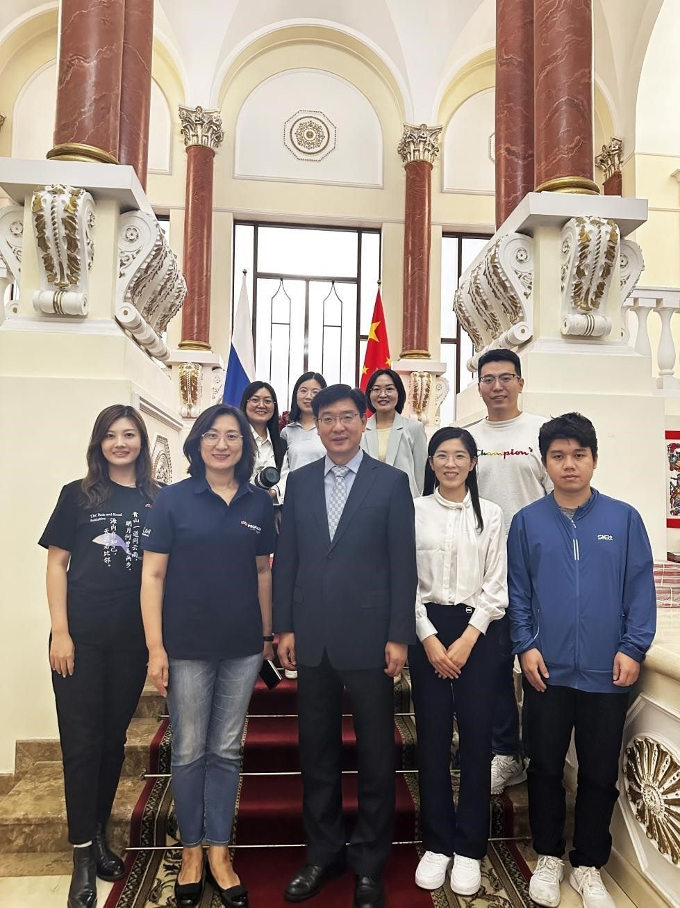 中國(guó)駐俄羅斯大使館公使銜文化參贊、莫斯科中國(guó)文化中心主任封立濤（前排中）與人民網(wǎng)記者合影。