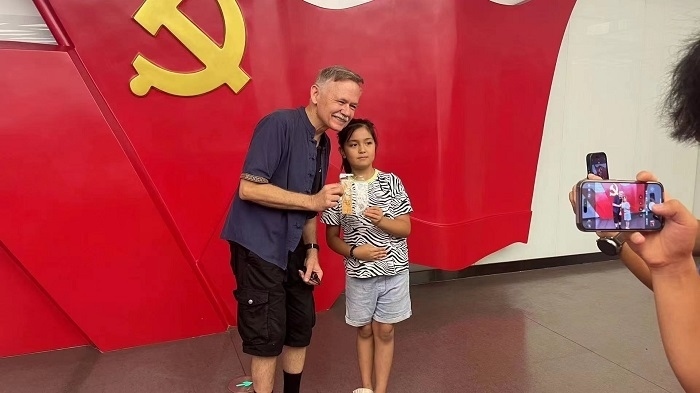 潘維廉和志愿講解員紀(jì)念合影。主辦方供圖