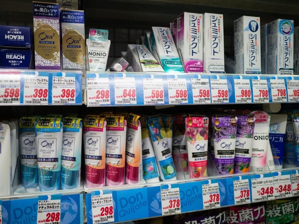 這是8月16日在日本東京新宿一商場拍攝的貨架。新華社記者張笑宇攝