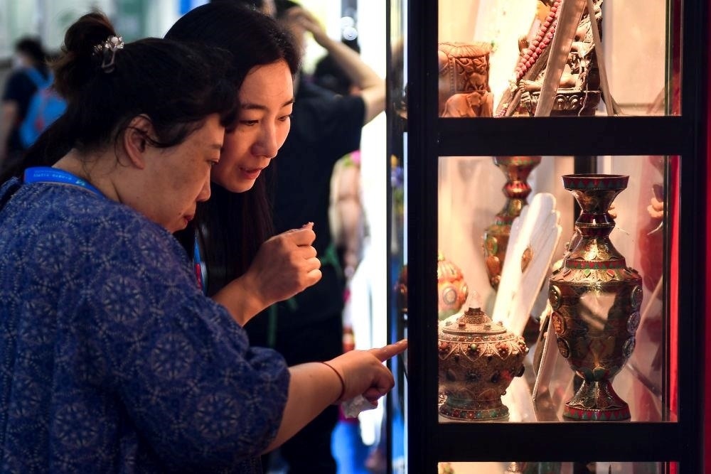 △2023年8月24日，參觀者在第十四屆中國—東北亞博覽會現(xiàn)場選購尼泊爾特色商品。