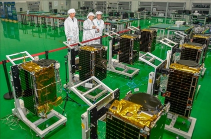 △2022年10月17日，位于吉林長春的長光衛(wèi)星技術(shù)股份有限公司科研人員在衛(wèi)星總裝測試大廳進(jìn)行相關(guān)測試工作。
