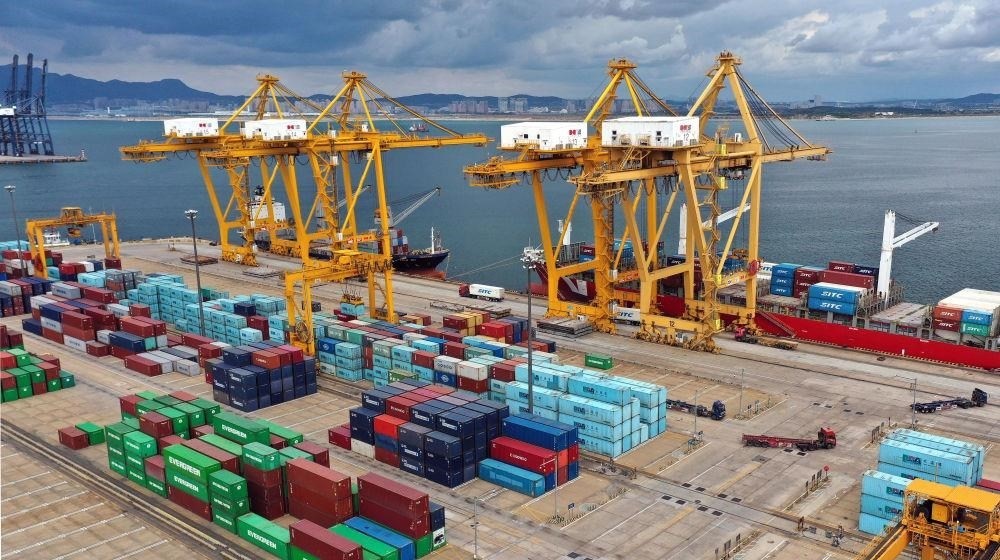 △在遼寧大連市遼寧港口集團(tuán)大連港集裝箱碼頭，貨輪在裝卸集裝箱。