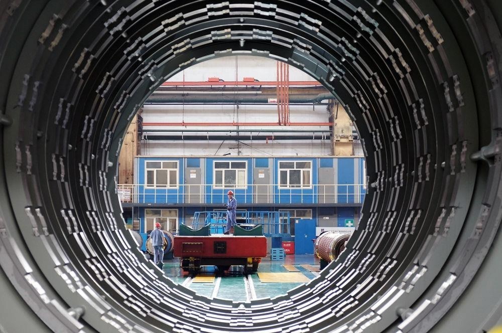 △2023年8月31日，工人在哈電集團(tuán)哈爾濱電機(jī)廠有限責(zé)任公司的水電分廠重型車間作業(yè)。