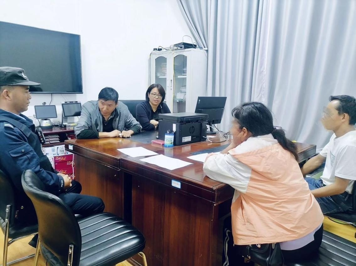 2023年8月4日，和立峰（左二）在調(diào)解一起家庭婚姻糾紛。受訪者供圖