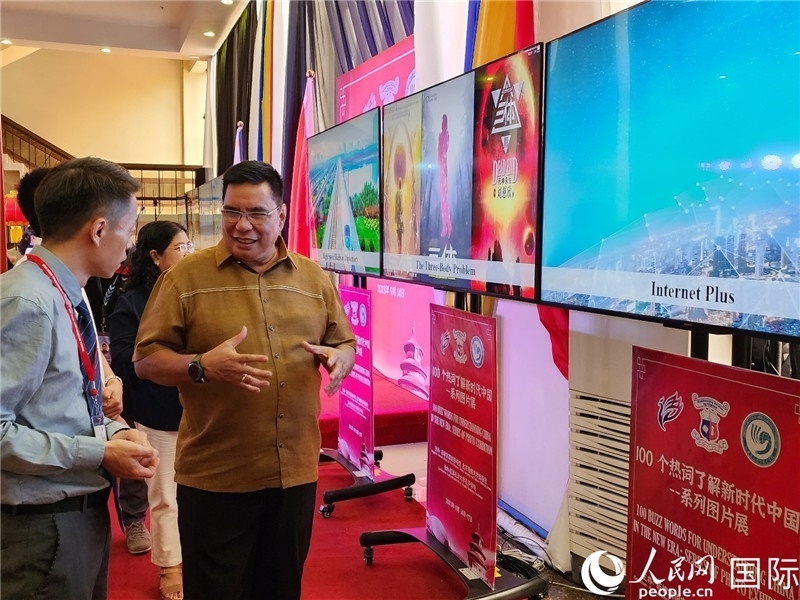 圖為菲律賓國家圖書館館長阿德里亞諾參觀新時代中國圖片展。人民網(wǎng)記者樊帆攝