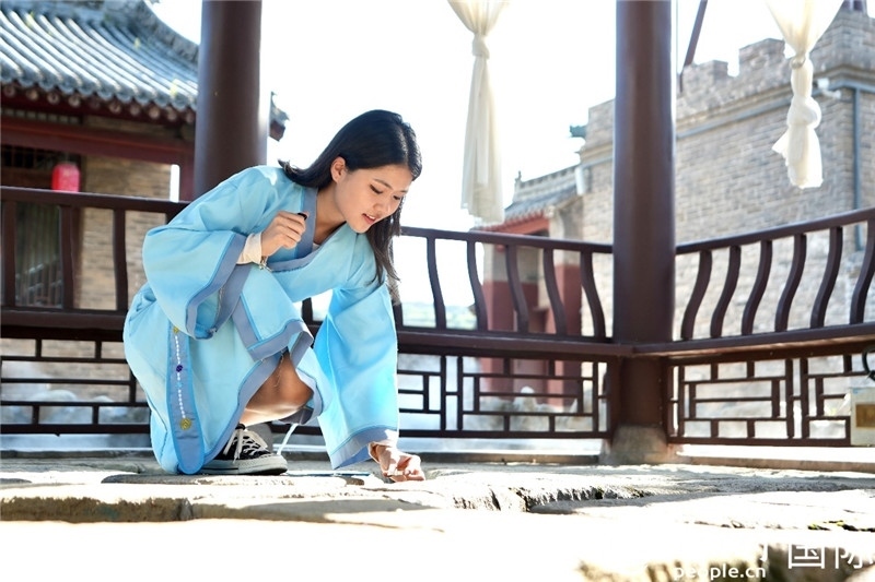 圖為選手在“曲水流觴亭”將“桃心”蠟燭放入渠中。人民網(wǎng) 盧鵬宇攝