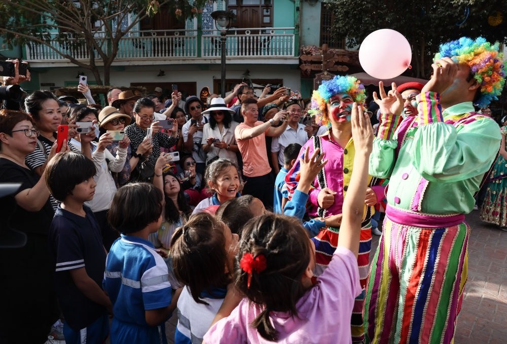 演員與小朋友在新疆喀什古城景區(qū)互動（2023年9月7日攝）。新華社記者 蘭紅光 攝