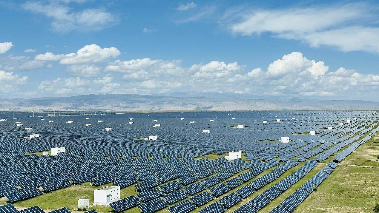 遠眺青海省海南州光伏發(fā)電園區(qū)。人民網(wǎng) 劉沛然攝