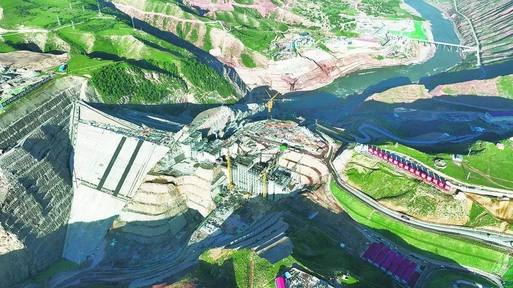 瑪爾擋水電站項目建設(shè)現(xiàn)場。國家能源集團青?，敔枔跛娬竟﹫D