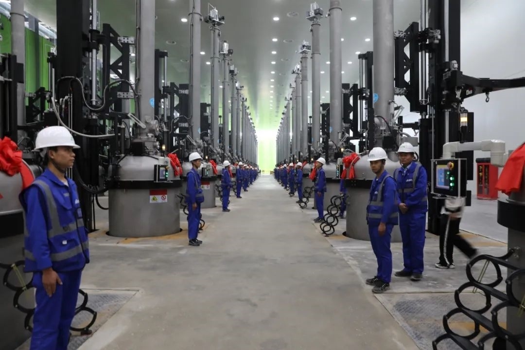 晶科能源二期20GW拉棒切方項目投產(chǎn)現(xiàn)場。南川工業(yè)園區(qū)管委會供圖