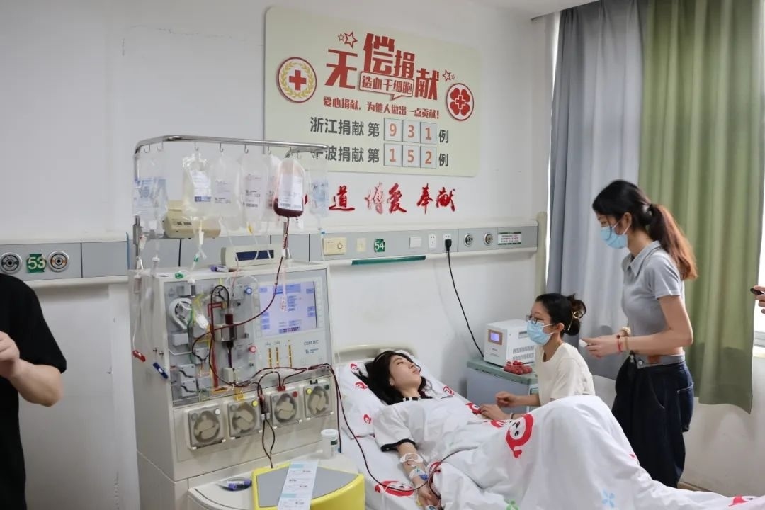 陸冰冰（右三）捐獻(xiàn)185毫升造血干細(xì)胞。受訪者供圖