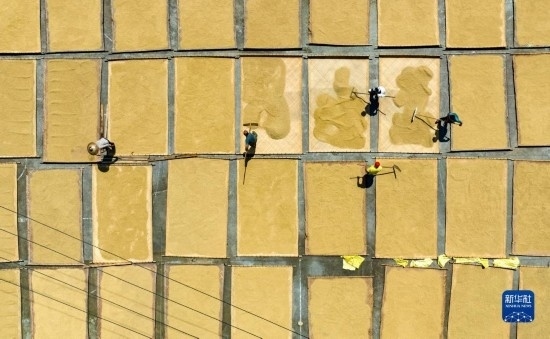 9月16日，在湖南省懷化市通道侗族自治縣萬佛山鎮(zhèn)溪上村，村民在晾曬稻谷（無人機照片）。