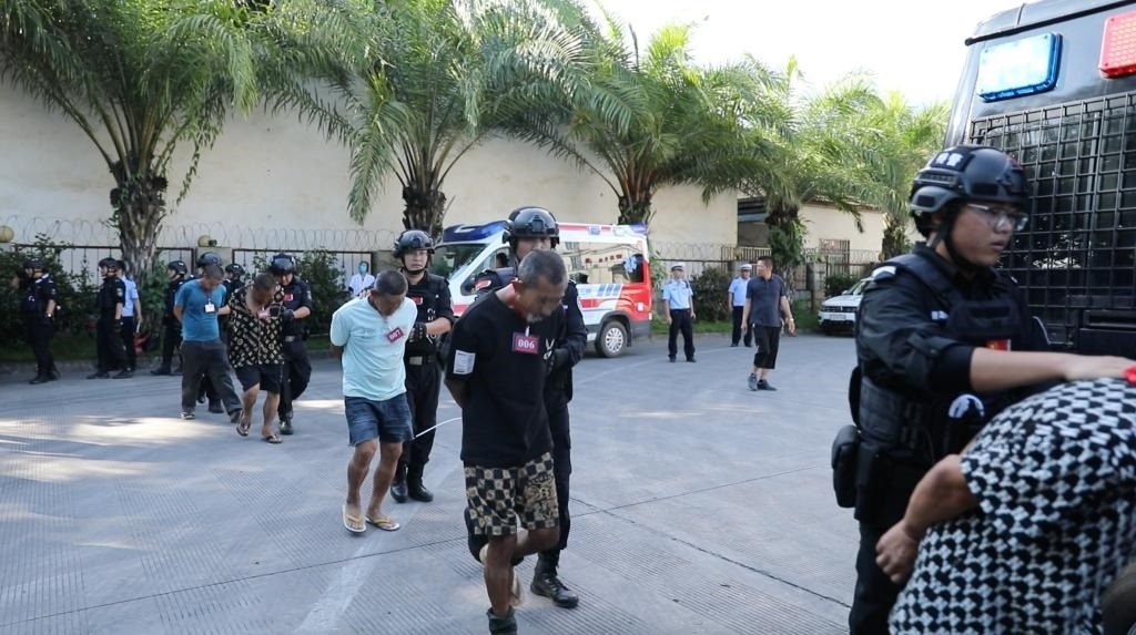 圖為涉詐犯罪嫌疑人移交我方。