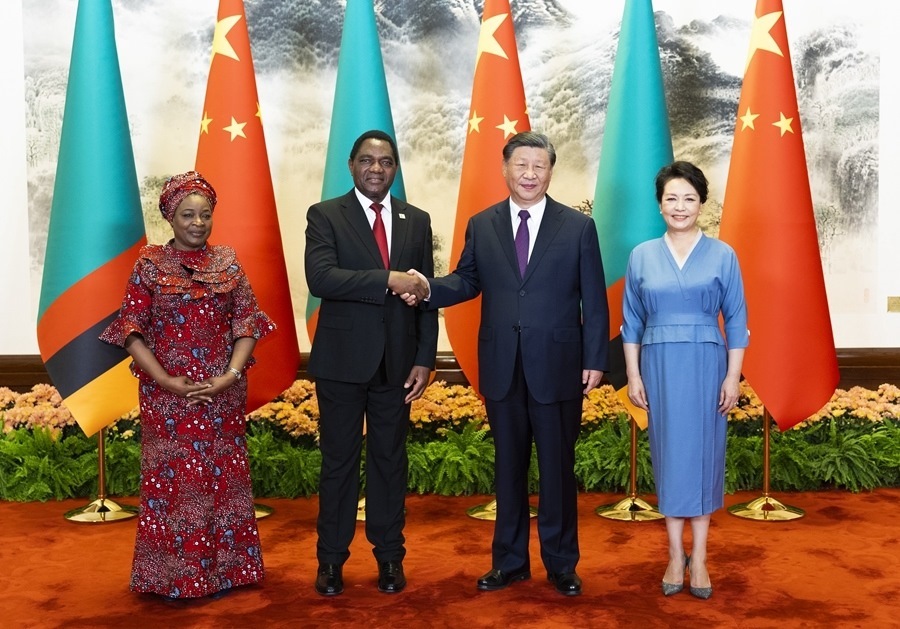 這是會(huì)談前，習(xí)近平主席和夫人彭麗媛同希奇萊馬總統(tǒng)和夫人穆廷塔合影。