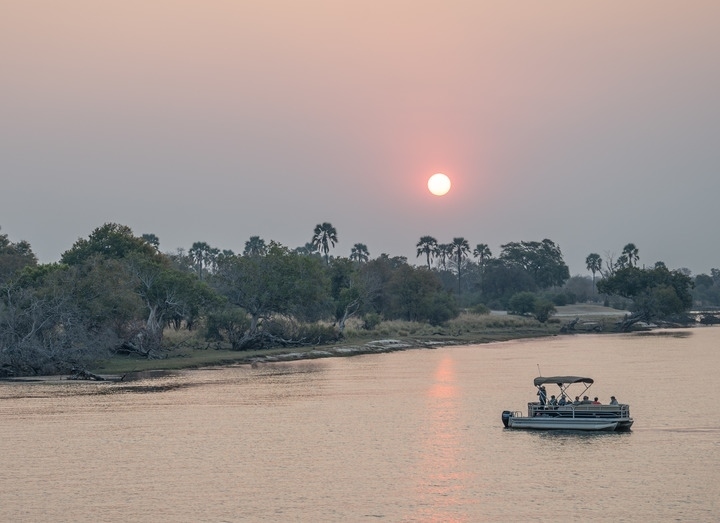 8月23日，在贊比亞拍攝的贊比西河上的游船。