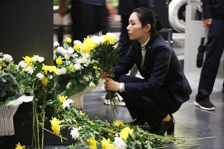 9月18日，工作人員在侵華日軍第七三一部隊罪證陳列館整理花束。新華社記者 石楓 攝