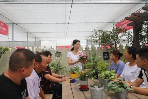 李敏向村民講授花木直播經(jīng)驗。受訪者供圖