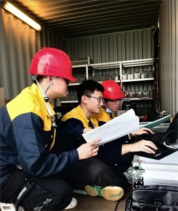 △2022年，長征十一號運載火箭在我國黃海以“一箭五星”方式成功發(fā)射。哈爾濱工程大學(xué)船海結(jié)構(gòu)物安全與舒適性團隊為發(fā)射船進行結(jié)構(gòu)動態(tài)監(jiān)測。