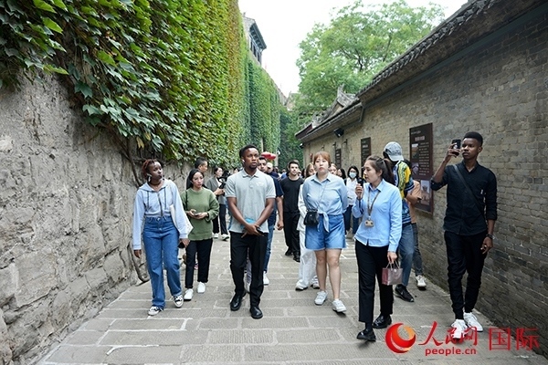 選手們認真聆聽導游講解。人民網(wǎng) 盧鵬宇攝