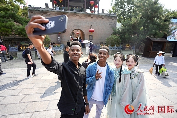 兩對雙胞胎偶遇合影。人民網(wǎng) 盧鵬宇攝