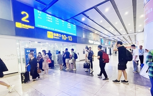 在快速進站廳前排隊等待檢票的旅客。人民網(wǎng)記者 喬雪峰攝