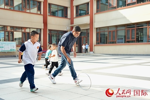 來自巴基斯坦的沙杰在滾鐵環(huán)。人民網(wǎng) 盧鵬宇攝