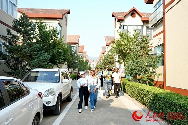 選手們?cè)诨食谴鍏⒂^。人民網(wǎng) 盧鵬宇攝