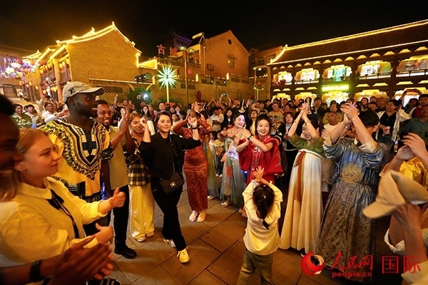 選手們和演員們一起舞蹈。人民網(wǎng) 盧鵬宇攝