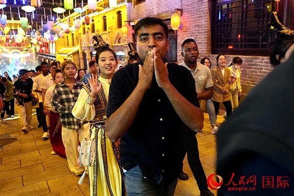 選手體驗(yàn)古城巡游。人民網(wǎng) 盧鵬宇攝