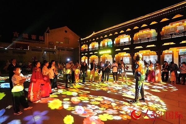 選手們和演員們一起載歌載舞。人民網(wǎng) 盧鵬宇攝