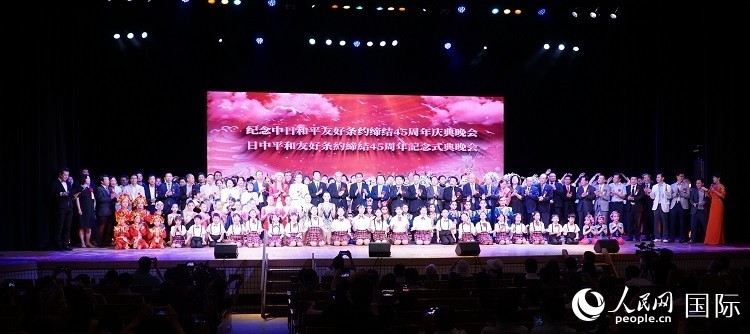 出席晚會的嘉賓與演員合影留念。人民網(wǎng) 蔣曉辰攝