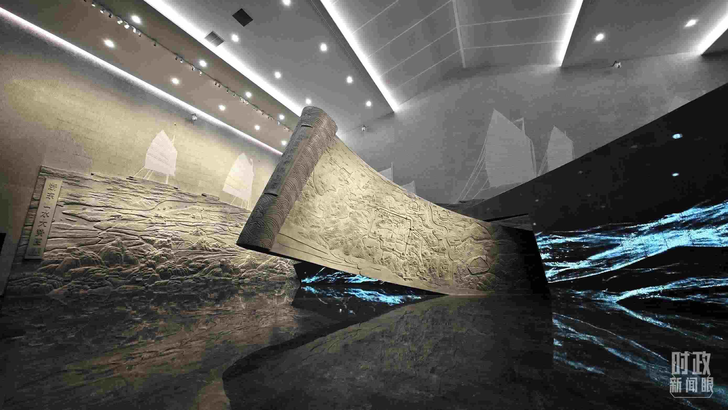 △博物館內(nèi)的《浙東運(yùn)河水利形勝圖》《浙東山水大勢(shì)圖》浮雕。（總臺(tái)央視記者彭漢明拍攝）