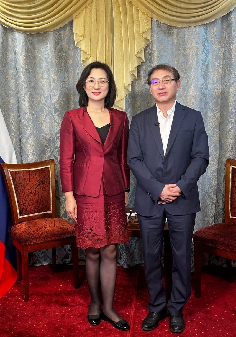 人民網(wǎng)黨委委員、副總編輯孫海峰（左一）專訪崔少純總領(lǐng)事。人民網(wǎng)記者 馬天翼攝