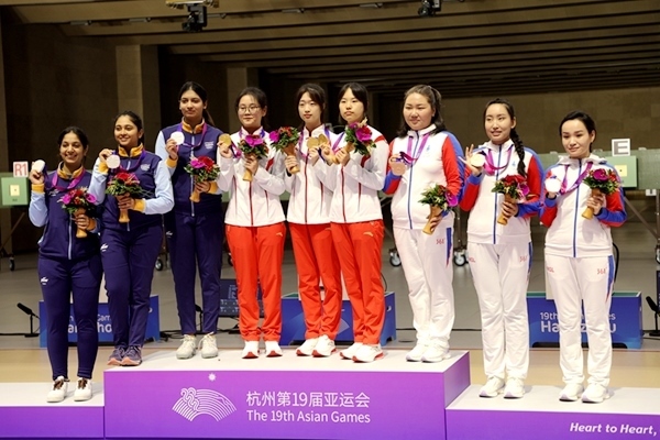 9月24日，杭州亞運(yùn)會(huì)射擊女子10米氣步槍團(tuán)體賽頒獎(jiǎng)儀式。人民網(wǎng)記者 胡雪蓉?cái)z