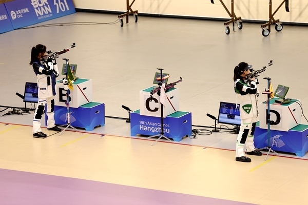 黃雨婷(左)、韓佳予在女子10米氣步槍個(gè)人賽比賽中。人民網(wǎng)記者 胡雪蓉?cái)z