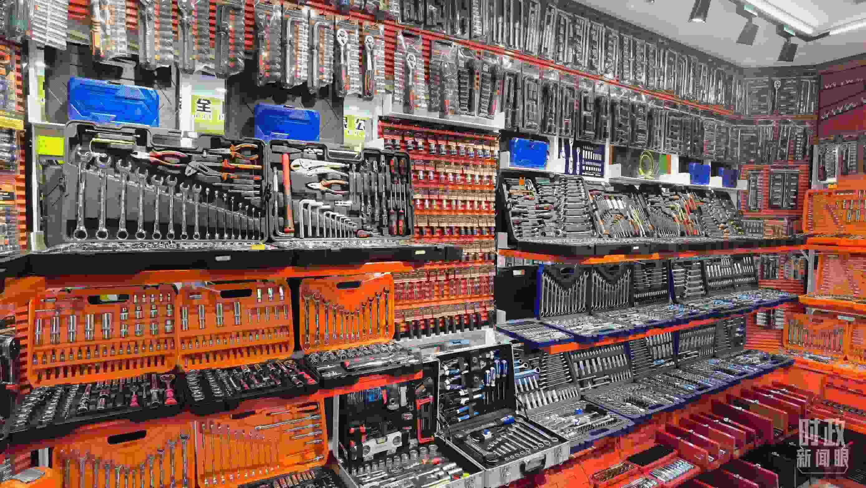 △義烏國際商貿(mào)城內(nèi)的一家五金店，貨品豐富。（總臺央視記者石丞拍攝）