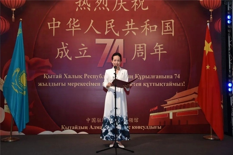 圖為蔣薇總領(lǐng)事致辭。駐阿拉木圖總領(lǐng)館供圖