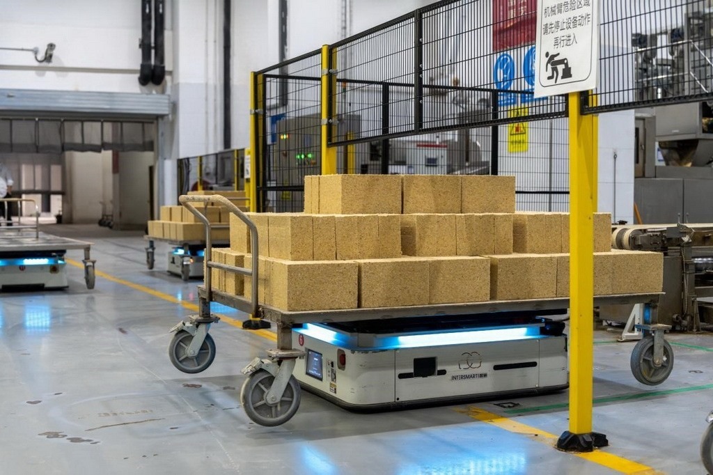 在701制曲車間，運輸機器人等智能化設(shè)備已實現(xiàn)規(guī)?；瘧?yīng)用。王哲攝