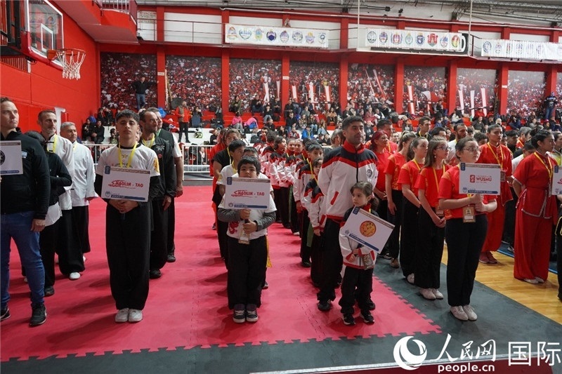 圖為開幕式現(xiàn)場運動員入場儀式。人民網(wǎng)記者 許放攝