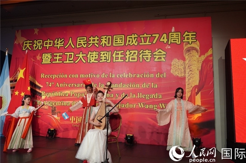 圖為招待會(huì)現(xiàn)場中國傳統(tǒng)樂器演奏和舞蹈展示。人民網(wǎng)記者 許放攝