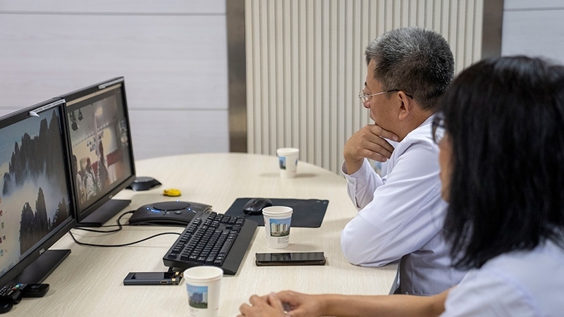 新疆醫(yī)科大學(xué)第一附屬醫(yī)院專家團(tuán)隊與哈薩克斯坦國立科學(xué)研究中心的專家對患者進(jìn)行跨國遠(yuǎn)程會診。人民網(wǎng)記者 許崢攝