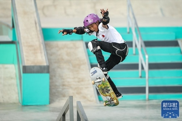 9月27日，中國(guó)選手崔宸曦在比賽中。當(dāng)日，在錢塘輪滑中心舉行的杭州亞運(yùn)會(huì)女子街式?jīng)Q賽中，中國(guó)選手崔宸曦以242.62分的成績(jī)奪得冠軍，曾文蕙獲得亞軍，日本選手伊藤美優(yōu)獲得季軍。新華社記者 潘昱龍攝