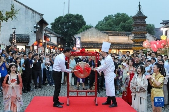 9月27日拍攝的2023年南翔國潮大會暨第十七屆上海南翔小籠文化展開幕儀式現(xiàn)場。