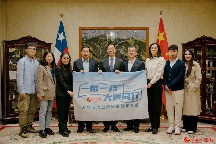 牛清報大使（中）與人民網(wǎng)、人民日報社記者合影。 人民網(wǎng)記者 張若涵攝