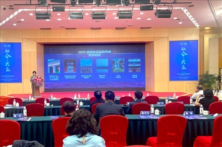 現(xiàn)場發(fā)布《2023旅游景區(qū)品牌傳播優(yōu)秀案例》。人民網(wǎng)記者 劉微攝